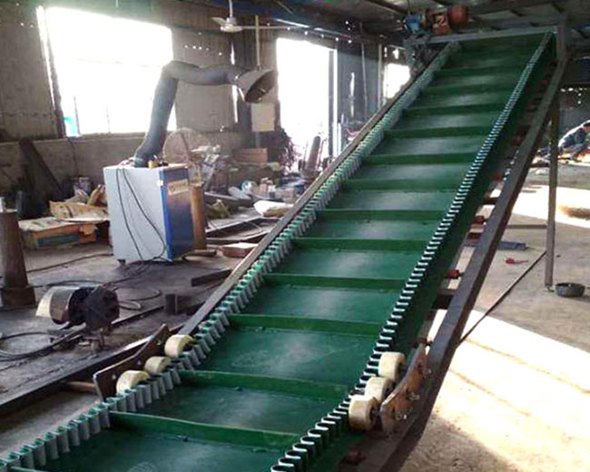 砂石皮帶輸送機(jī)多少錢(qián)一下，材質(zhì)一樣嗎？