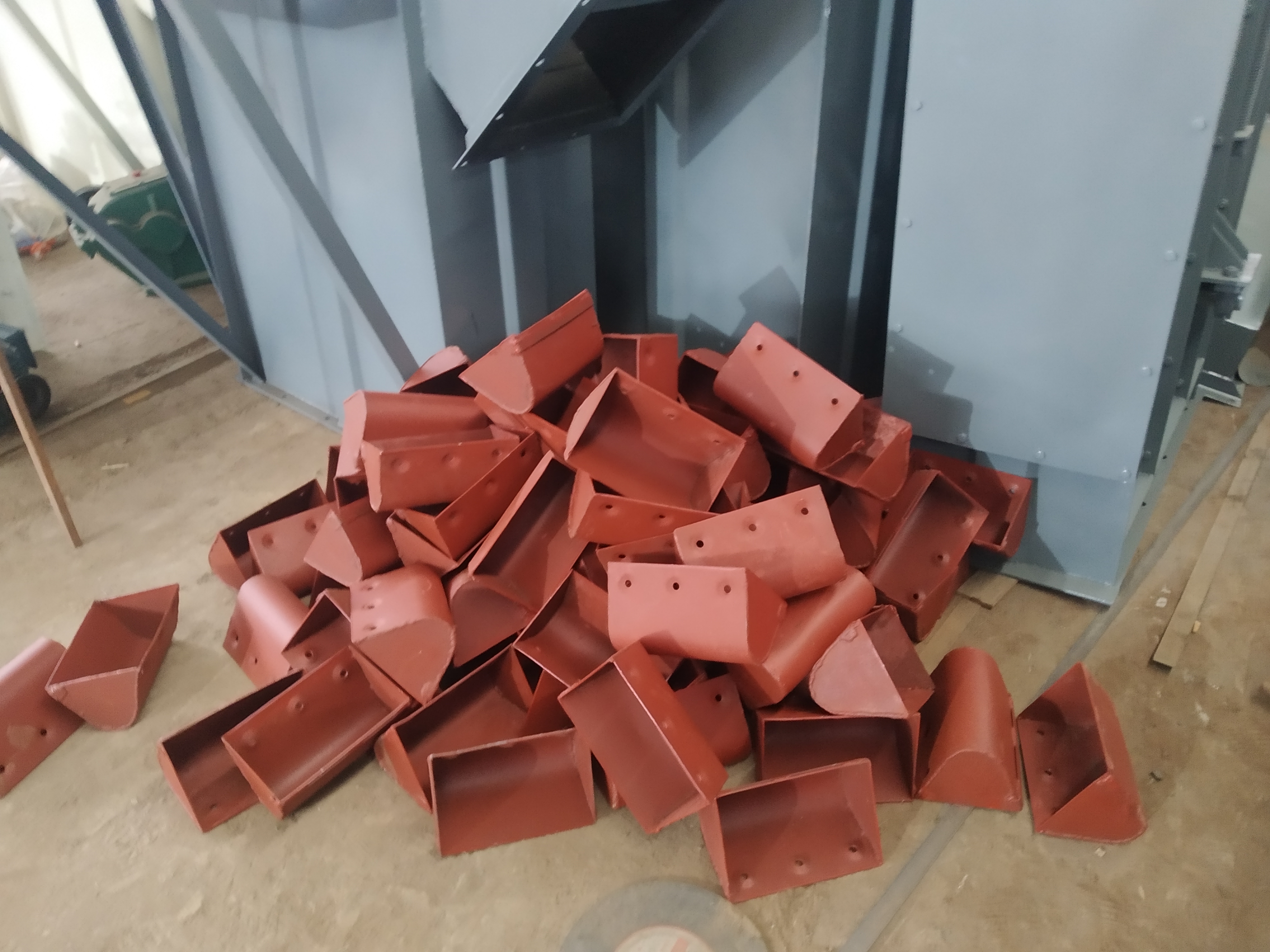 石英砂環(huán)鏈式斗式提升機應用廣泛