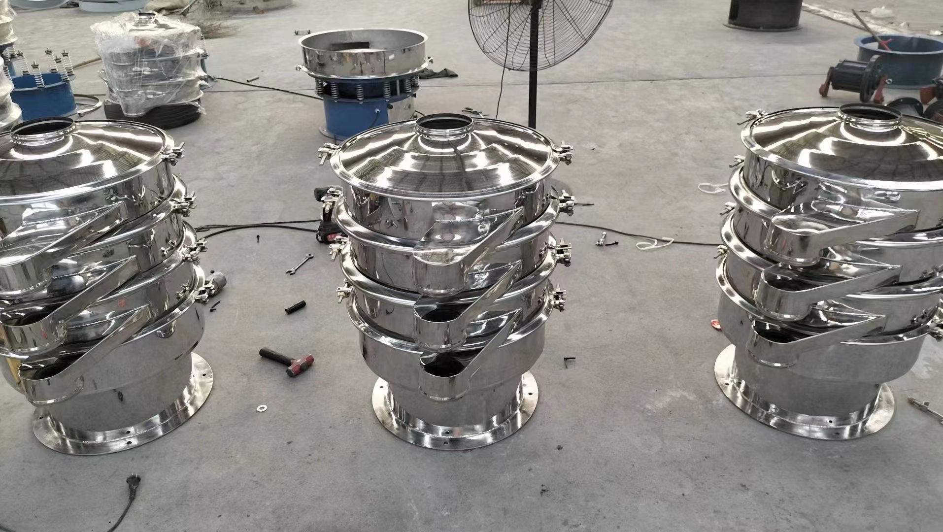 日產(chǎn)10噸陶瓷粉振動(dòng)篩價(jià)格是多少？選哪個(gè)型號(hào)設(shè)備合適？