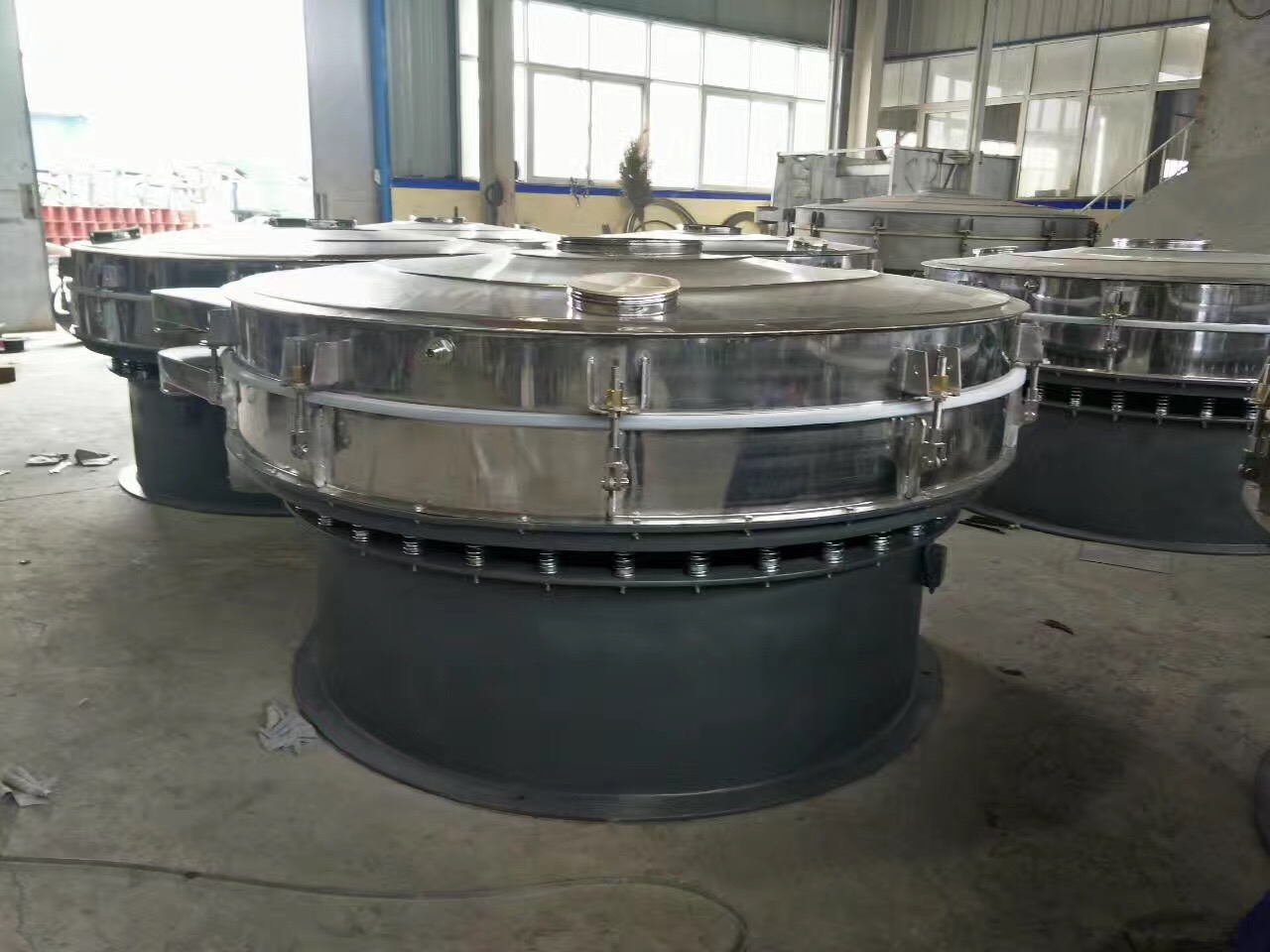 日產(chǎn)10噸陶瓷粉振動(dòng)篩價(jià)格是多少？選哪個(gè)型號(hào)設(shè)備合適？