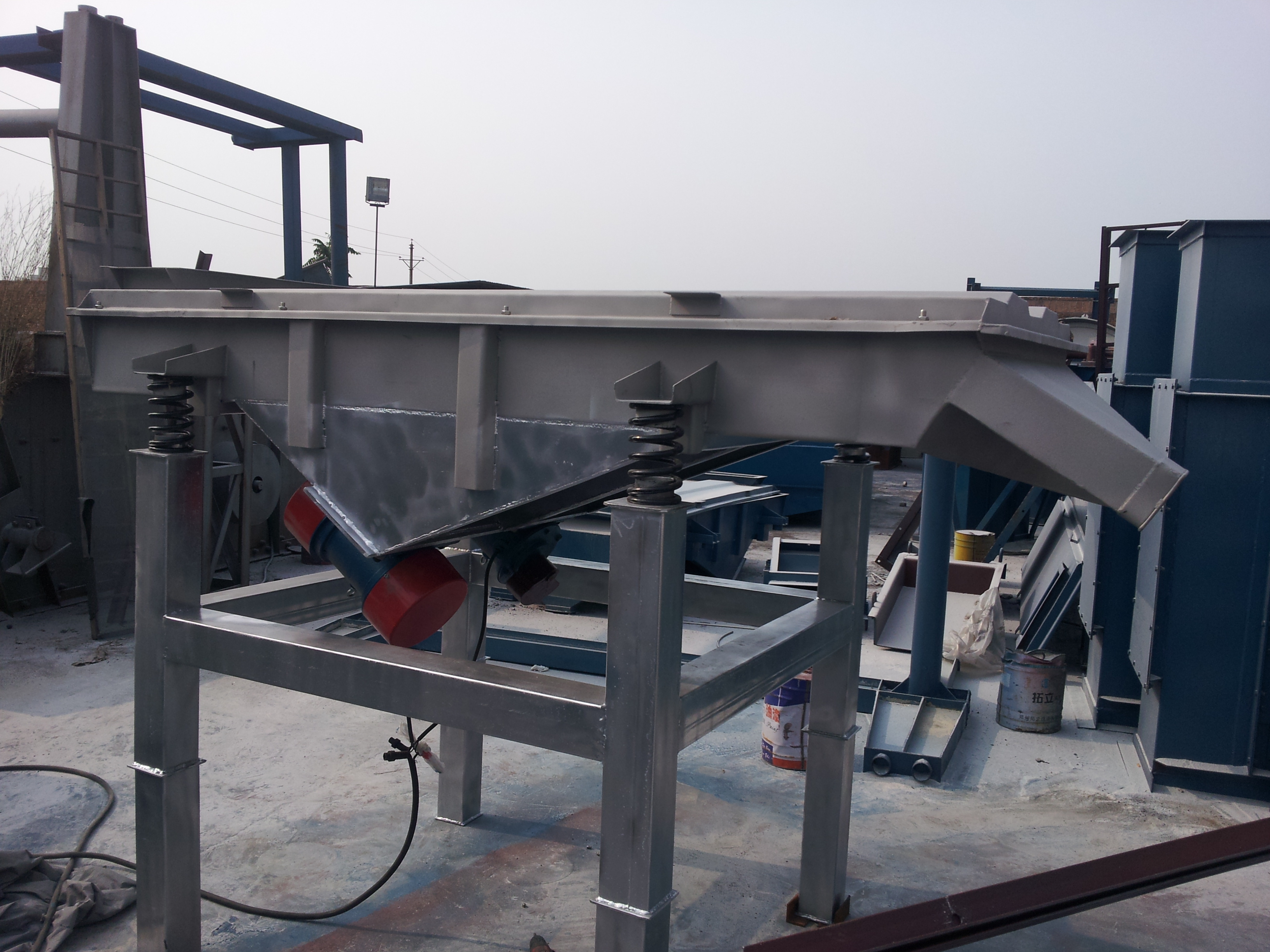 高嶺土振動(dòng)分級(jí)篩選擇直線(xiàn)振動(dòng)篩效果好