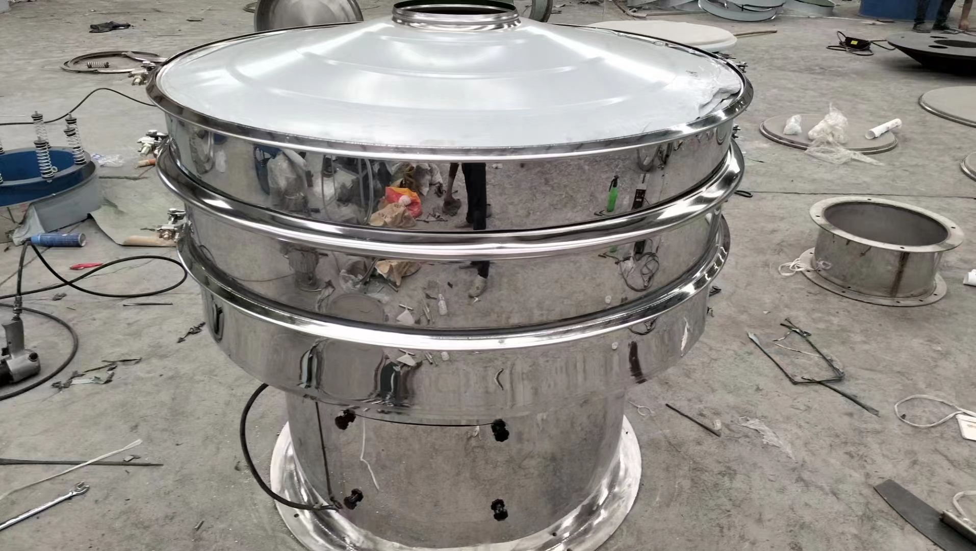 藥粉過(guò)濾圓形篩指的就是三次元旋振篩