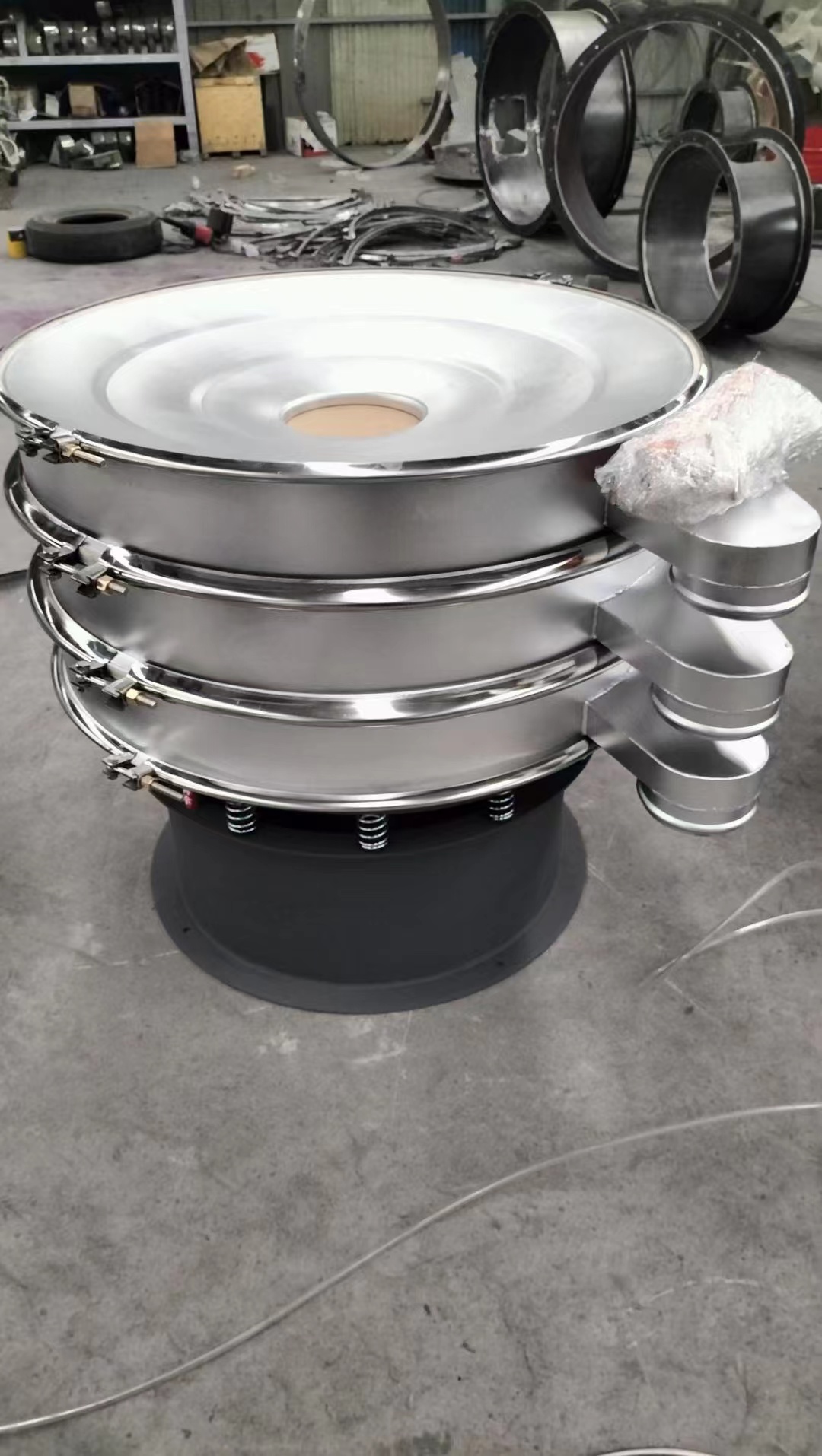 藥粉過(guò)濾圓形篩指的就是三次元旋振篩