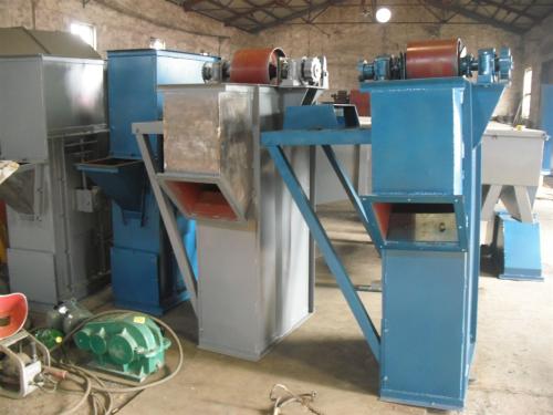 陶瓷廠(chǎng)陶瓷原料提升機(jī)選用皮帶式斗式提升機(jī)效果好