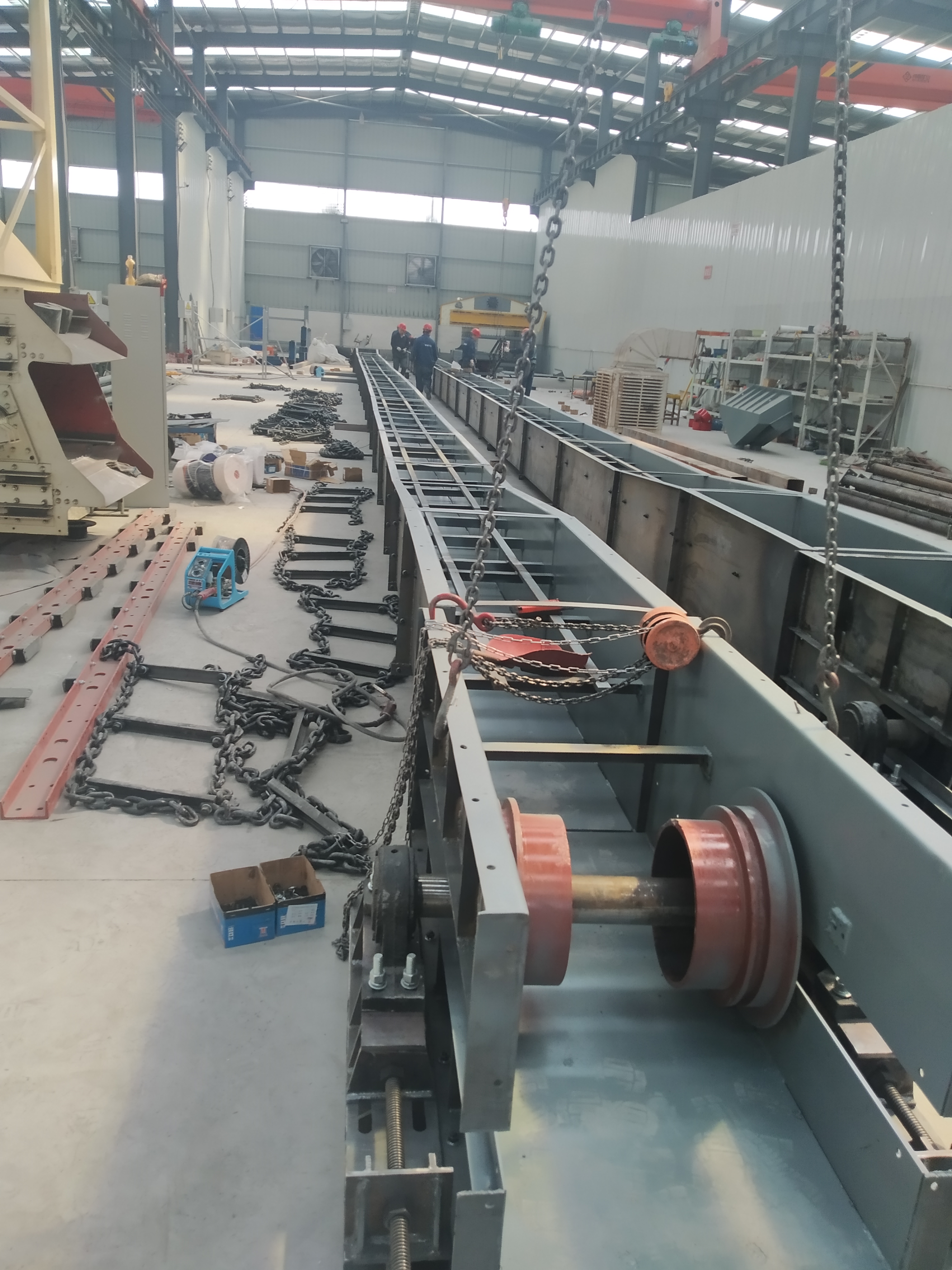 礦粉、沙子傾斜式運(yùn)料機(jī)選用鑄石刮板輸送機(jī)效果好