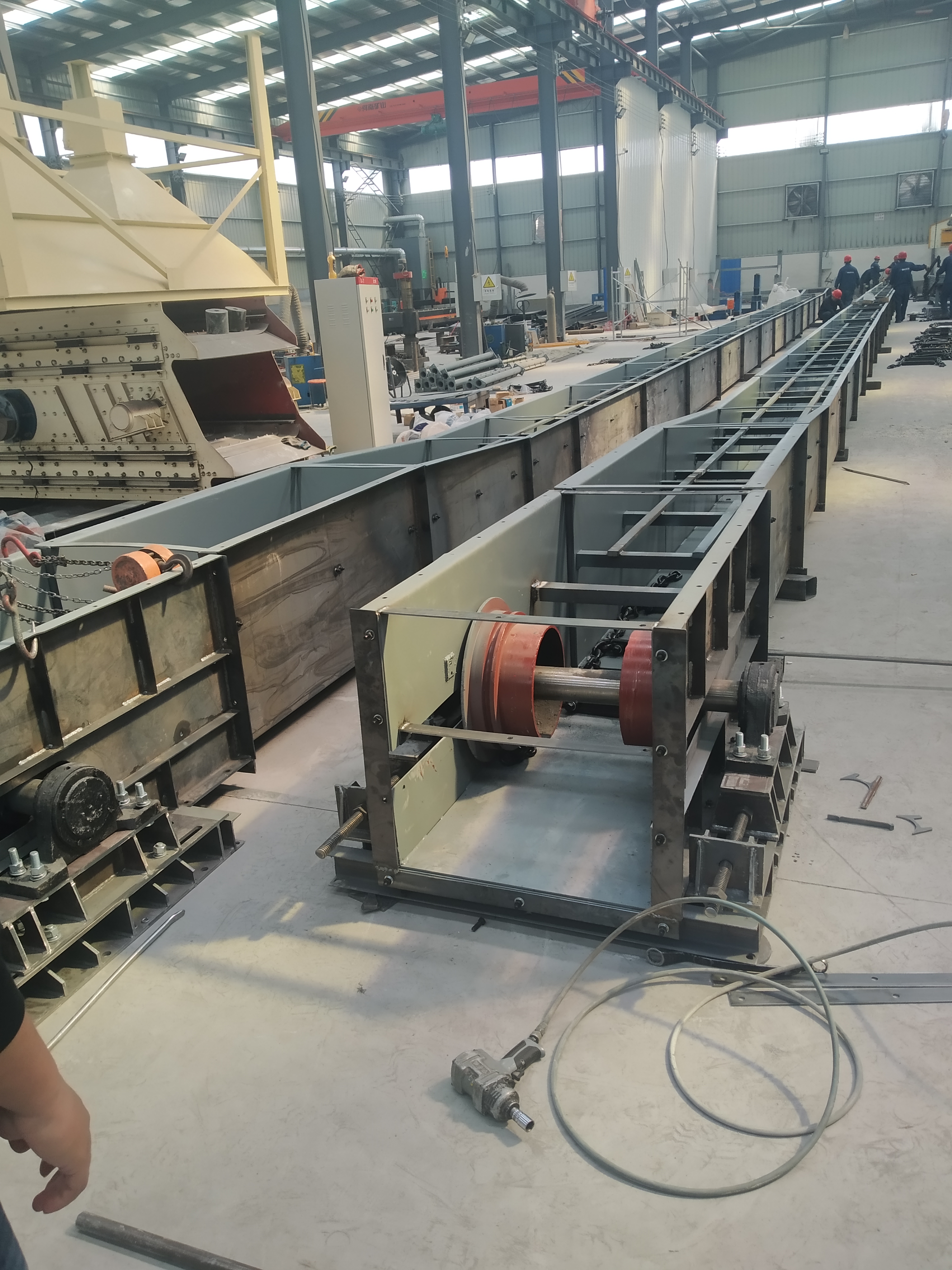 礦粉、沙子傾斜式運(yùn)料機(jī)選用鑄石刮板輸送機(jī)效果好